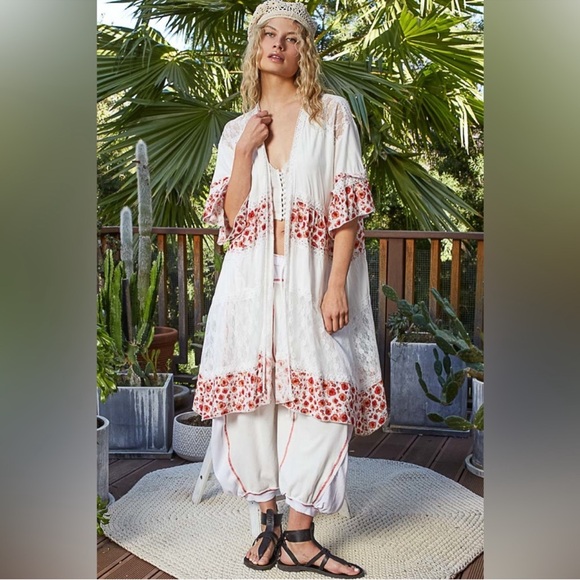 POL White and Red Kimono - Picture 2 of 5